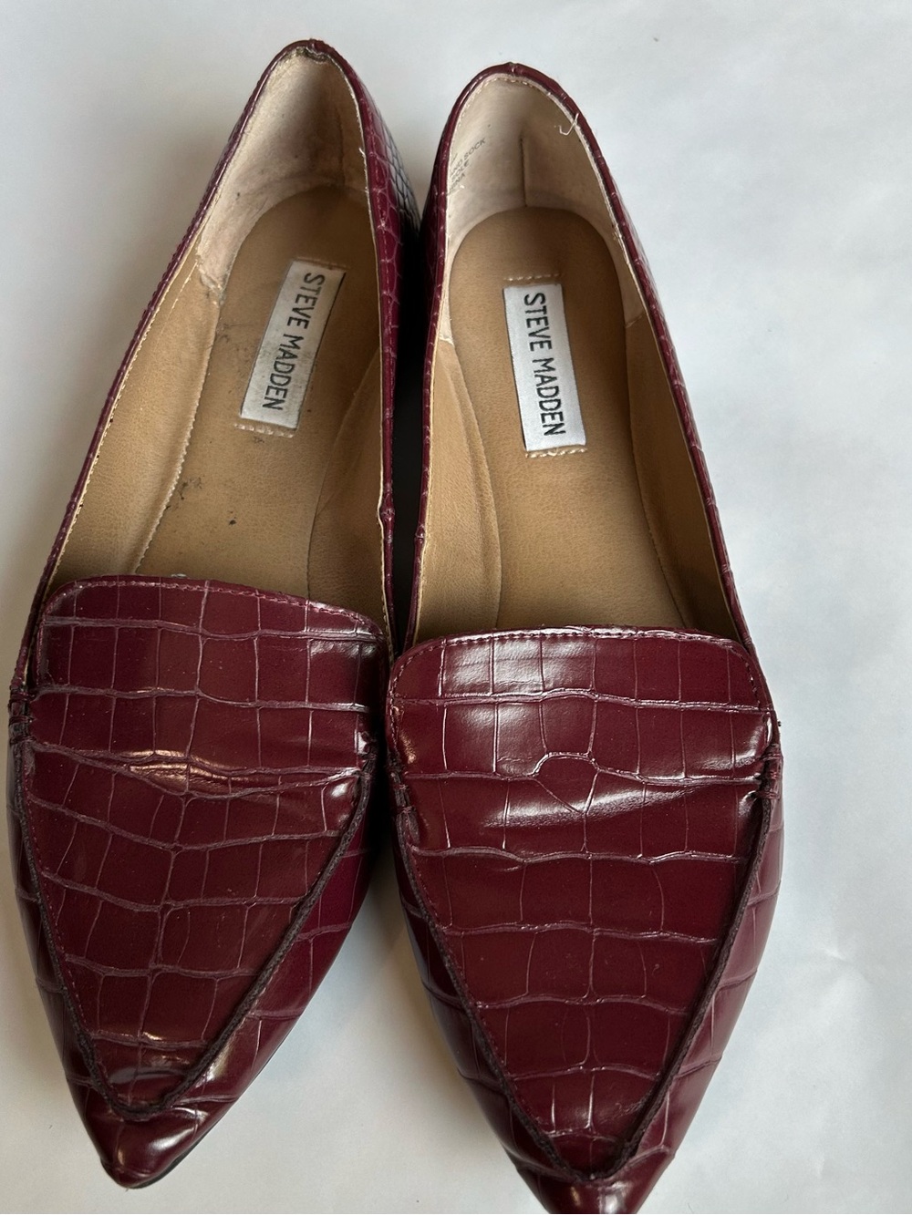feathers Burgundy Wine Croc-Embossed Pointed Loafers
